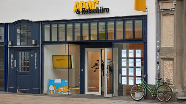 ADAC & Reisebuero Erfurt Eingang und Schaufenster