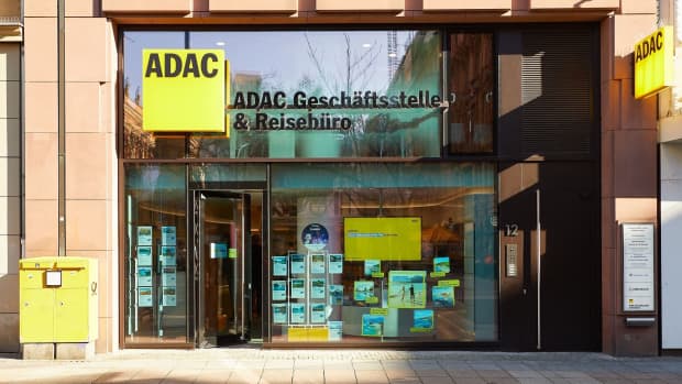 ADAC & Reisebuero Frankfurt City Eingangsbereich und Schaufenster