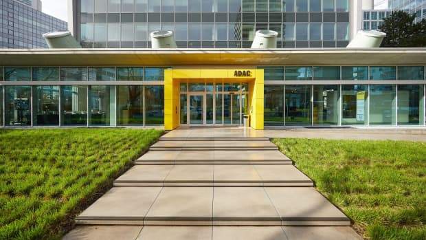 ADAC Frankfurt Niederrad Eingangsbereich und Schaufenster