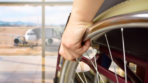 Im Rollstuhl am Flughafen