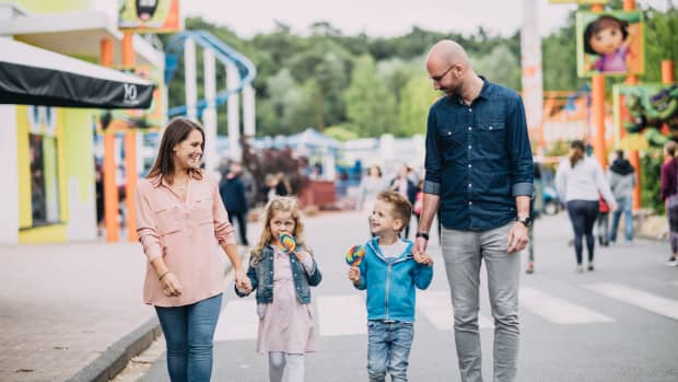 Familie im Freizeitpark