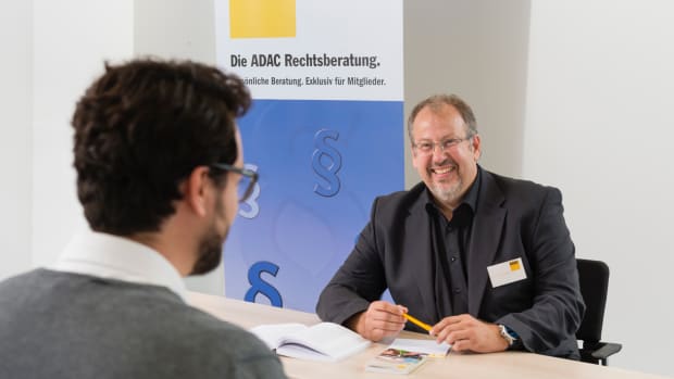 Beratungssituation beim ADAC Verbraucherschutz