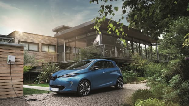 Elektroauto lädt mit Wallbox vor dem eigenen Zuhause