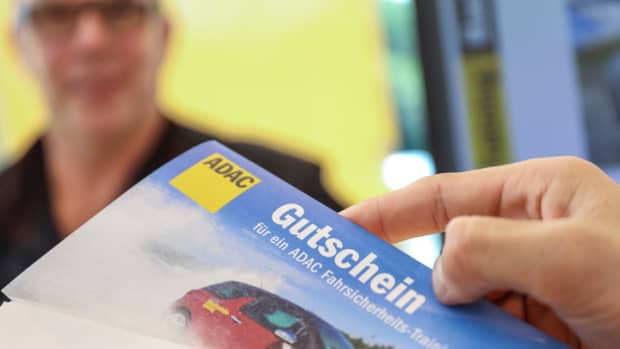 Gutschein für ein ADAC Fahrsicherheitstraining wird in einen Briefumschlag verpackt