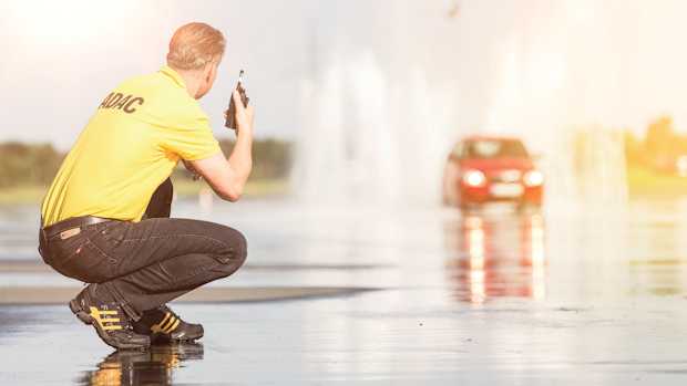 ADAC Fahrsicherheitstraining mit Auto auf Gleitfläche
