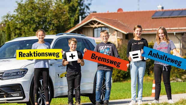 Kinder vor Pkw, Haus an Straße im Hintergrund, Verkehrserziehung Achtung Auto