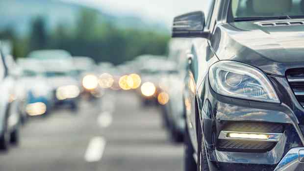 Autos stehen auf der Autobahn im Stau