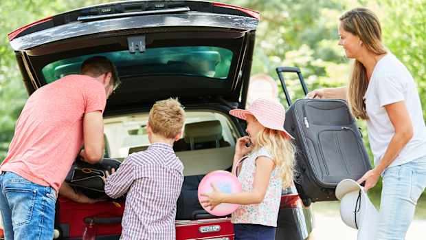 Vor der Autofahrt in den Urlaub sollte ausreichend Zeit für die Ladungssicherung eingeplant werden.