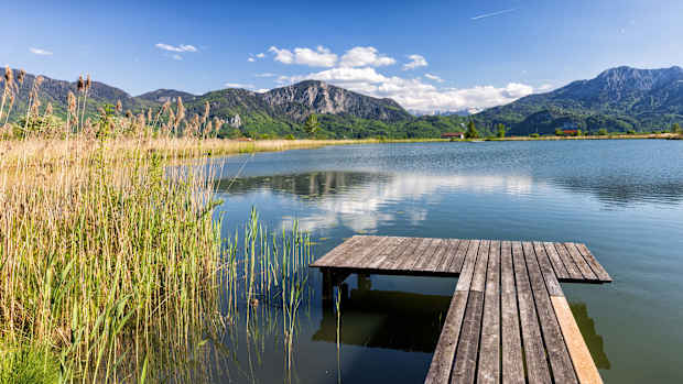 Der kleine Eichsee bei Garmisch-Partenkirchen bietet Ruhe, Erholung und ein beeindruckendes Bergpanorama.