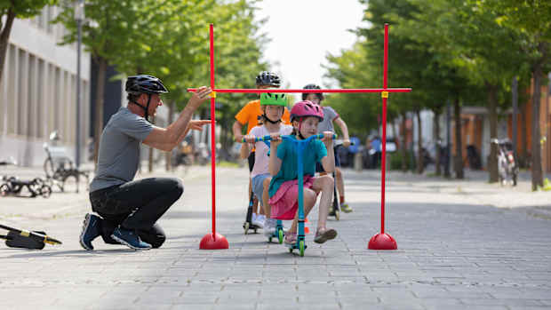 „Roller Fit“ bringt Schwung in den Unterricht: Grundschulkinder entdecken auf dem Tretroller spielerisch die Welt der sicheren Mobilität.