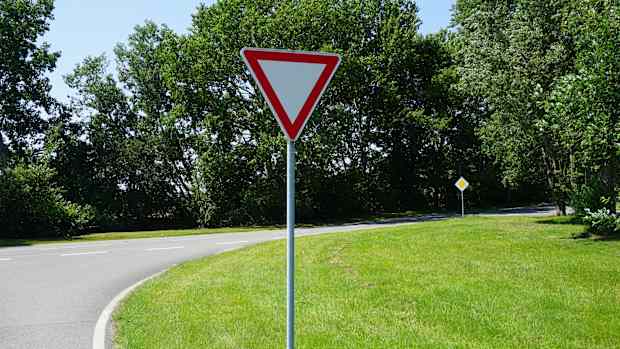 Eine Kreuzung, an der ein Verkehrsschild steht.