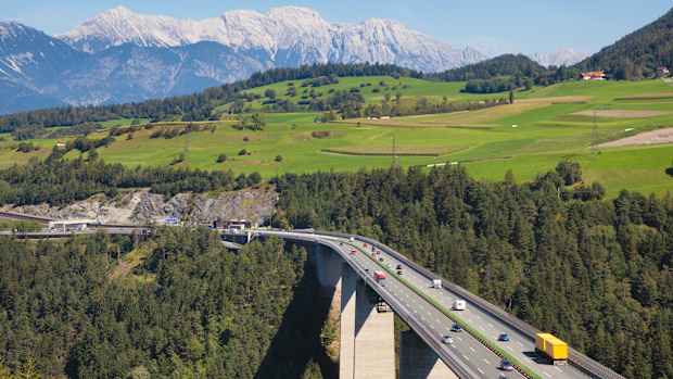 Die Europabrücke auf der Brennerautobahn ist mit Autos belebt, denn durch das ADAC Mautportal erhält man die Vignette sofort gültig