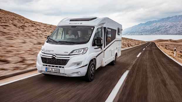Ein Sunlight Wohnmobil fährt an einer Küstenstraße in Croatien entlang, nachdem bei der Zuladung des Wohnmobils auf die bestehenden Regeln geachtet wurde