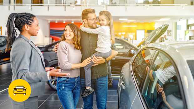 Familie, die sich zu einem Mietwagen beraten lässt.