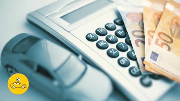 Ein Spielzeugauto, ein Taschenrechner und mehrere Geldscheine liegen auf einem Tisch, um die Vario-Finanzierung Vor- und Nachteile zu verdeutlichen.