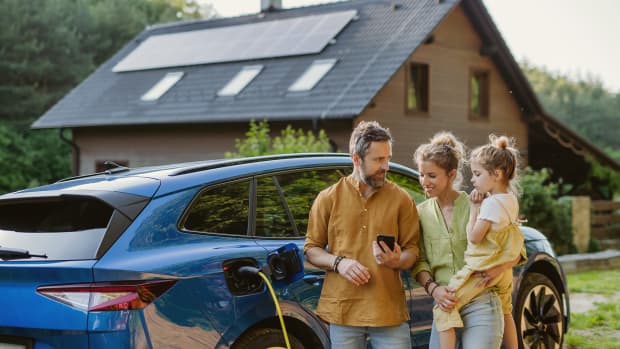Familie mit Eigenheim und eigenem Solarstrom vom Dach für das E-Auto laden.