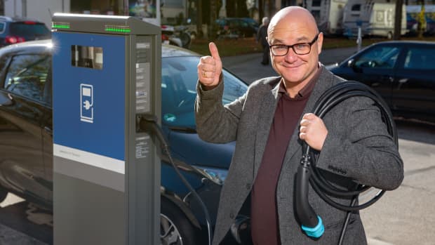 Dr. Christian Buric, alias Dr. E, an einer öffentlichen E-Ladestation gibt Tipps um beim E-Auto mehr Reichweite zu haben.