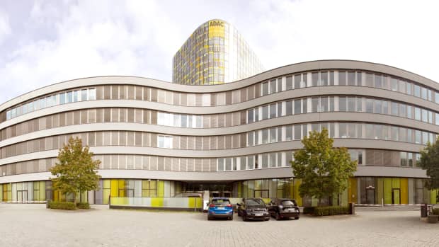 Vor dem ADAC Gebäude parken 3 Elektroautos, denn dort ist zur Förderung der Elektromobilität eine E-Ladestation aufgebaut.