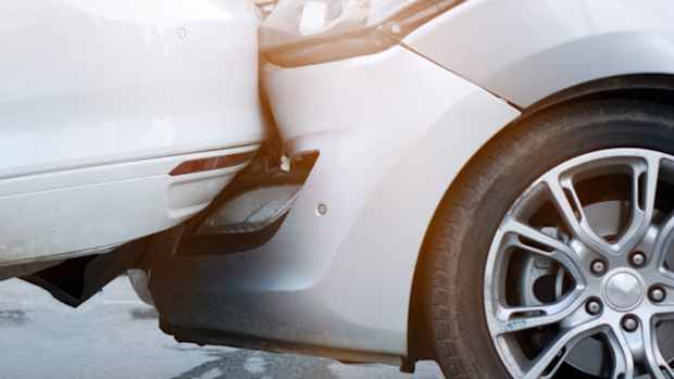 Ein Auffahrunfall zwischen zwei weißen Autos zeigt, warum ein rabattschutz für die kfz-versicherung sinnvoll ist