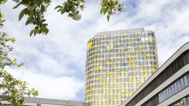 ADAC Zentrale Turm vor bayrischem weißblauem Himmel und blühendem Ast im Vordergrund