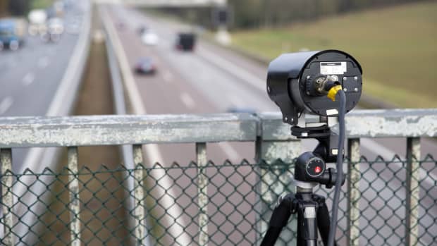 Kamera zur Abstandsmessung auf einer Autobahnbrücke