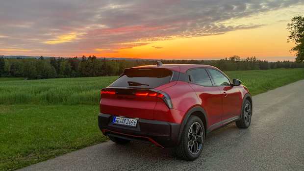 Heckansicht eines Alfa Romeo Junior bei Sonnenuntergang