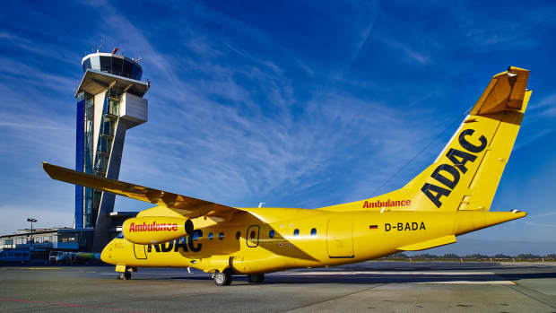 Ein ADAC Ambulanzflieger vor dem Abflug auf dem Flughafen