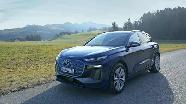 Frontansicht eines Audi Q6 e-tron, geparkt auf einer Straße unter klarem Himmel.