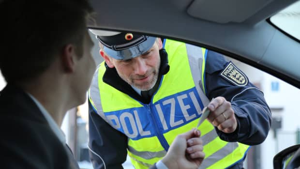 Ein Fahranfänger wird von der Polizei kontrolliert