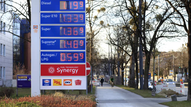 Benzin und Autogaspreise an einer Tankstelle