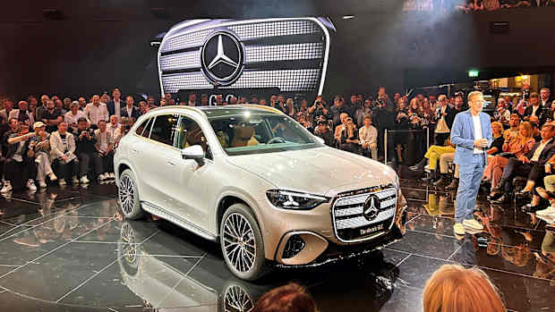 Front und Seitenansicht eines stehenden Mercedes GLC auf der IAA 2025
