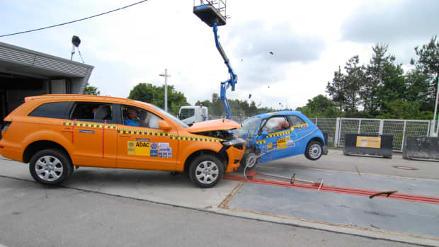 Ein Crashtest mit einem Audi Q7 und einem Fiat 500