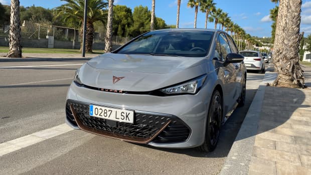 Frontansicht eines stehenden Cupra Born