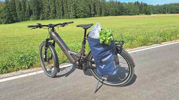Ein mit einer Satteltasche belandenes E-Bike-Haibike ADVENTR 10