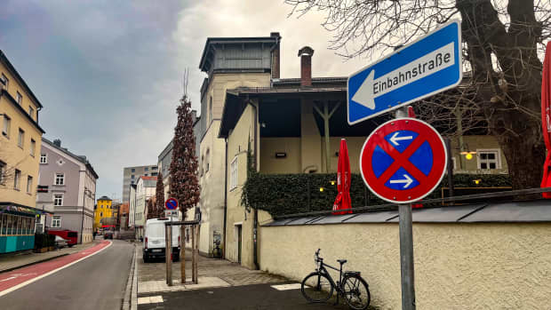Einbahnstraße mit Schild