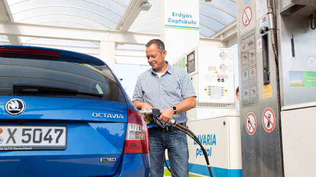 Ein auto wird mit Erdgas betankt