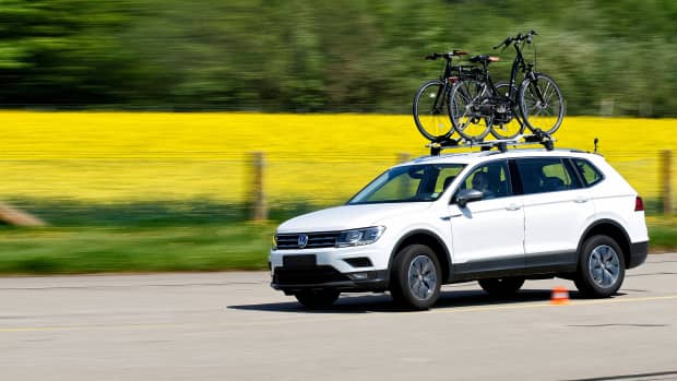 Ein weisser VW SUV mit zwei Fahrrädern auf dem Dachträger