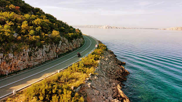 Panoramaaufnahme der Küstenstraße in Kroatien.