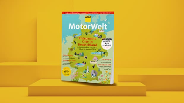 Die ADAC Motorwelt Premium steht auf einem gelben Podest
