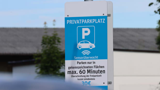 Park Control Schild auf einem Supermarktparkplatz