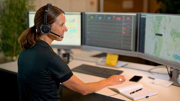 Ein Mitarbeiter an der Service Hotline des ADAC Telenotarzt