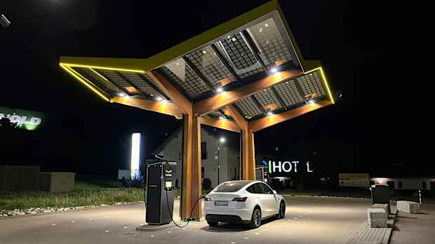Ein Tesla Model Y an einer Ladestation bei Nacht