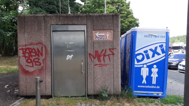 Unbewirtschaftete Raststätten mit Toilettenhäußchen