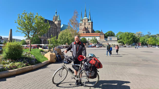 Herr Egger mit seinem Fahrrad unterwegs
