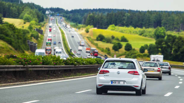 VW E-Golf fährt auf der Autobahn