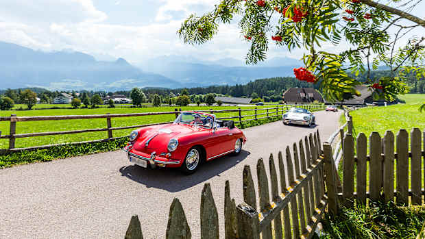 Zwei Oldtimer fahren auf einer Landstraße