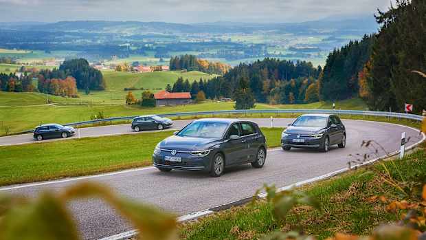 Autos fahren auf einer Straße während eines ADAC Tests zum Thema Reifenabrieb