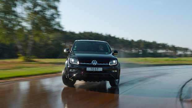 Ein Auto bei All Terrain REifentest auf nasser Fahrbahn