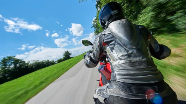 Mensch fährt auf einem Motorrad