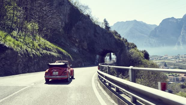 Rotes Oldtimer VW Käfer Cabriolet faährt auf der Panoramastraße Richtung Torbole
